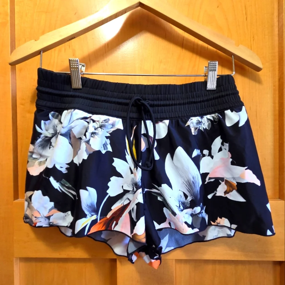 Athleta Polynesia Easy Short - Picture 2 of 10